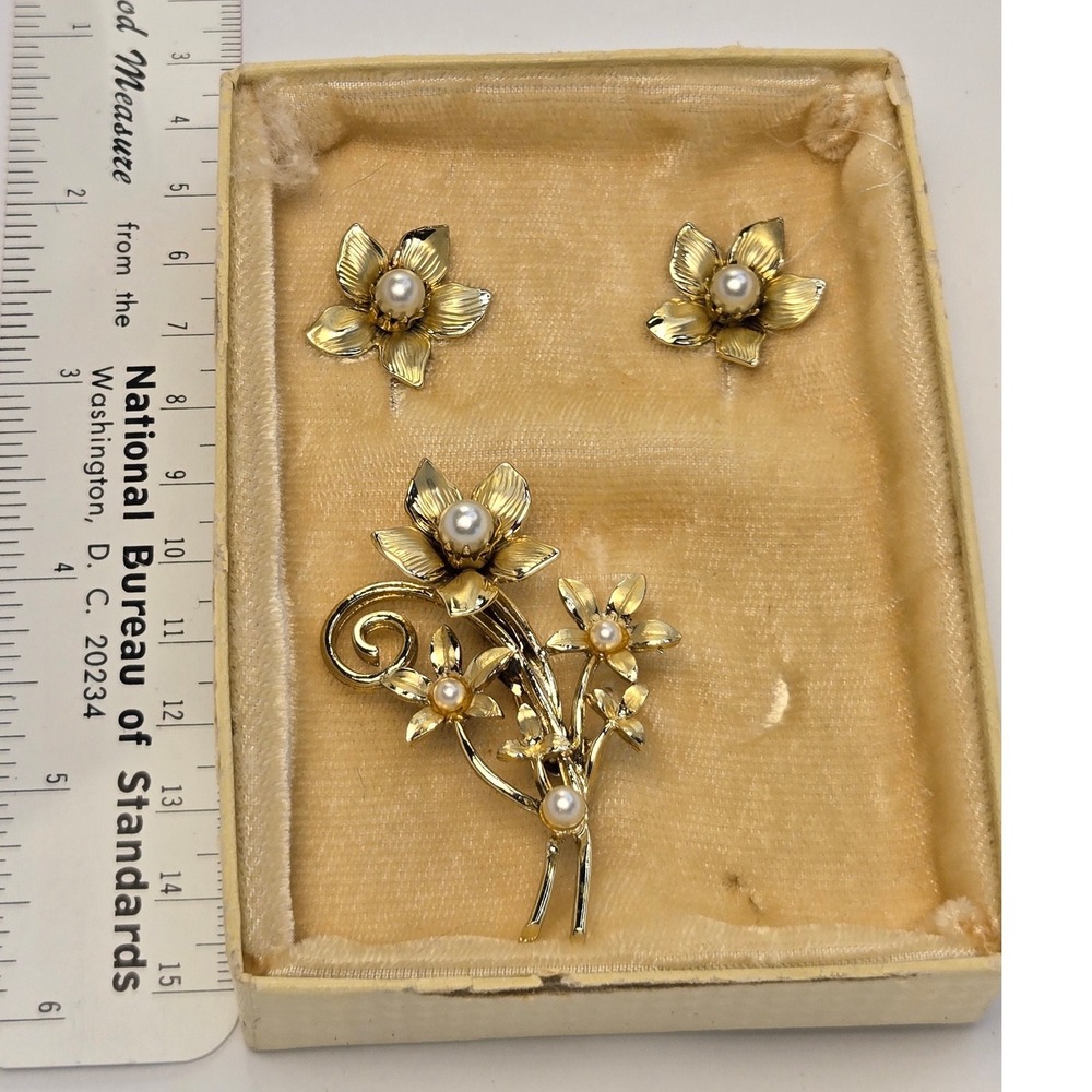 Coro Brooch & Earring Set Womens OS Gold Excellent Floral Faux Pearl Vintage Box